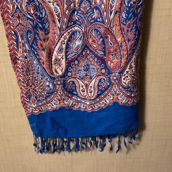 Elegant Cream and Blue Paisley Scarf - Picture 3 of 4